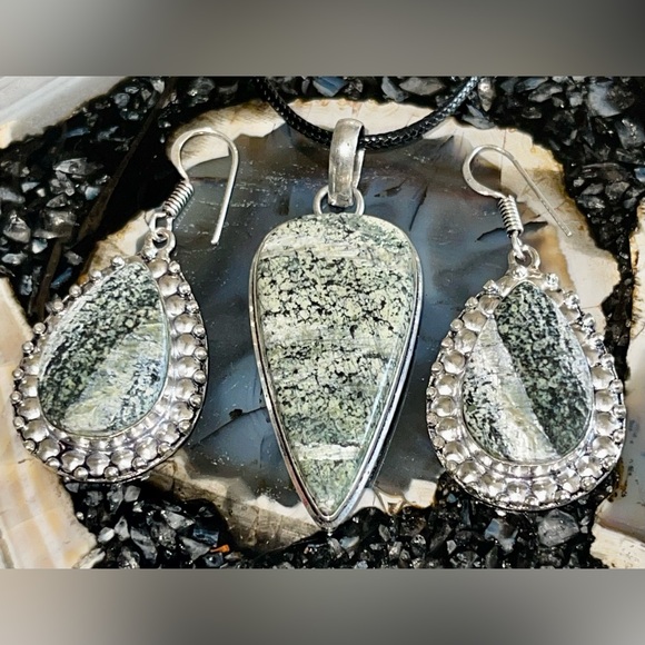 Chrysotile in Serpentine Pendant & Earrings Set - Picture 5 of 15